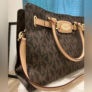 •LIKE NEW•MICHAEL KORS Medium 2 Way Bag